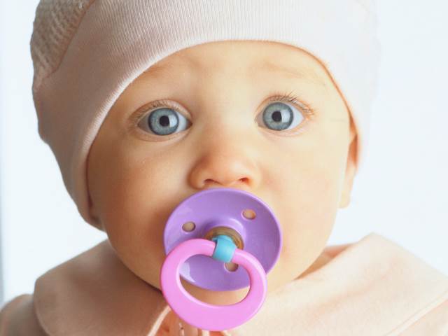 Pros and Cons of Baby Pacifiers