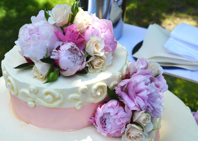 Interesting Flowers and Cake Combinations To Gift On Your Wife's Birthday